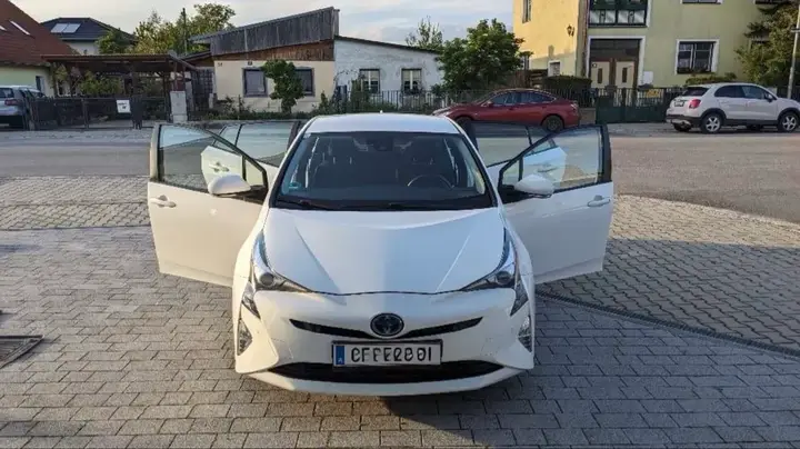 Toyota Prius 2016 photo 2