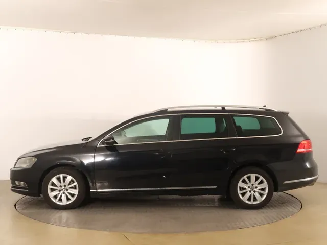 Volkswagen Passat Variant 2011 photo 2