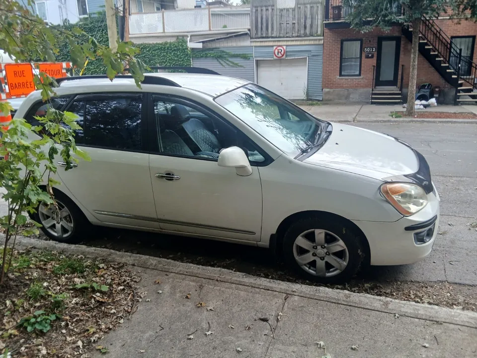 Kia Rondo 2010 photo 2