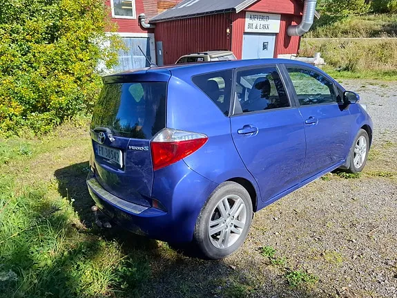 Toyota Verso-S 2012 photo 2