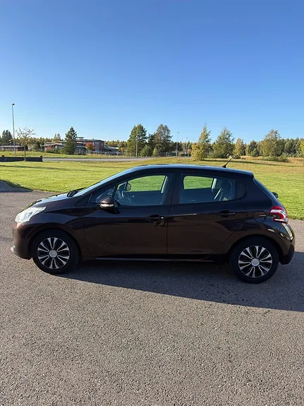 Peugeot 208 2012 photo 4