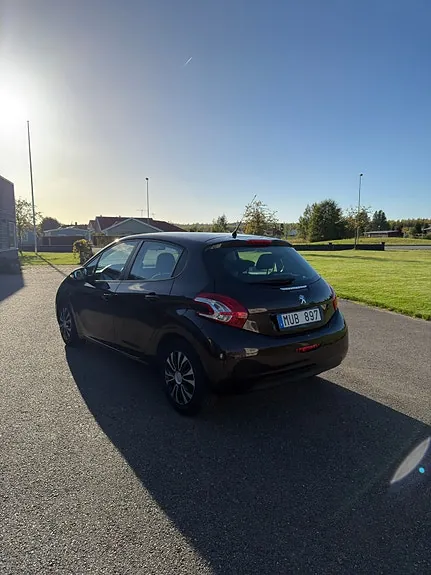 Peugeot 208 2012 photo 3