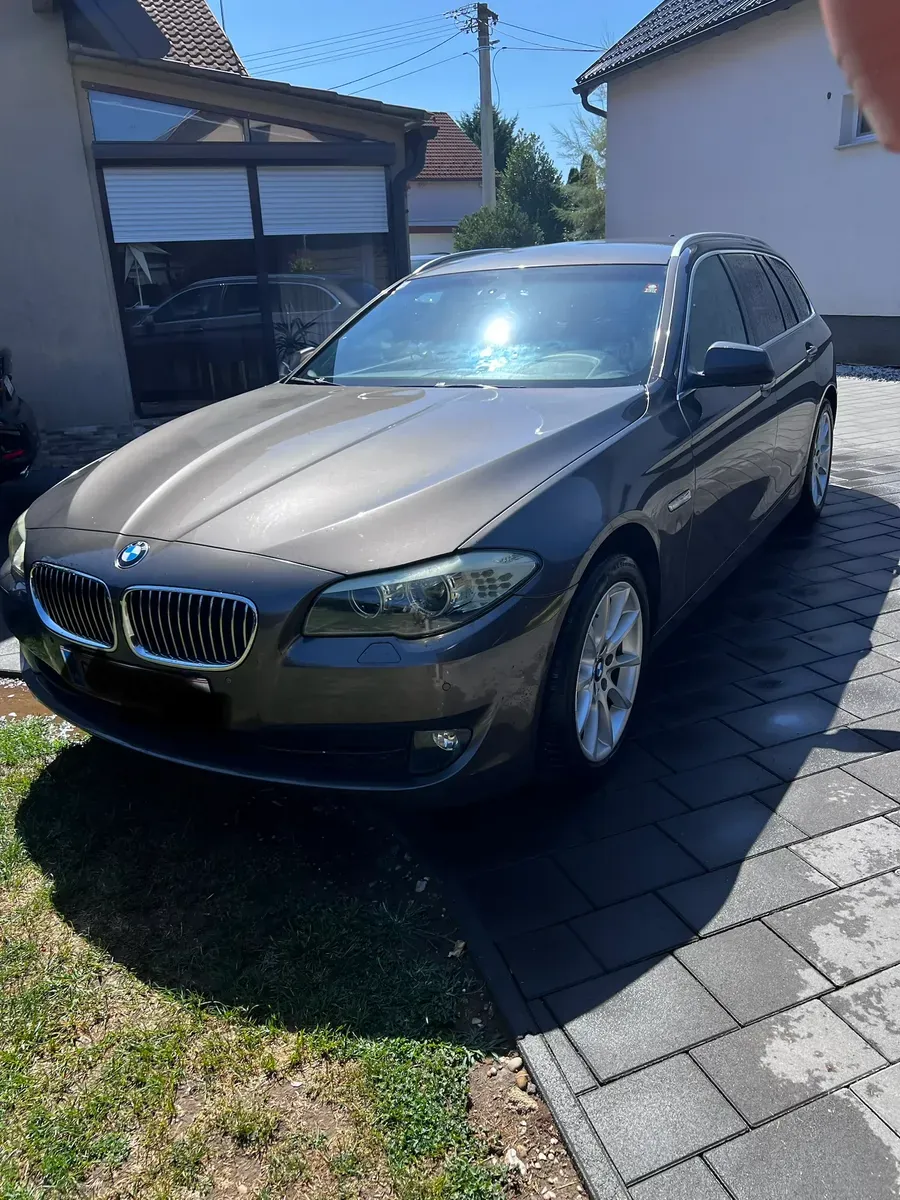 BMW 5 Series 2011 photo 2