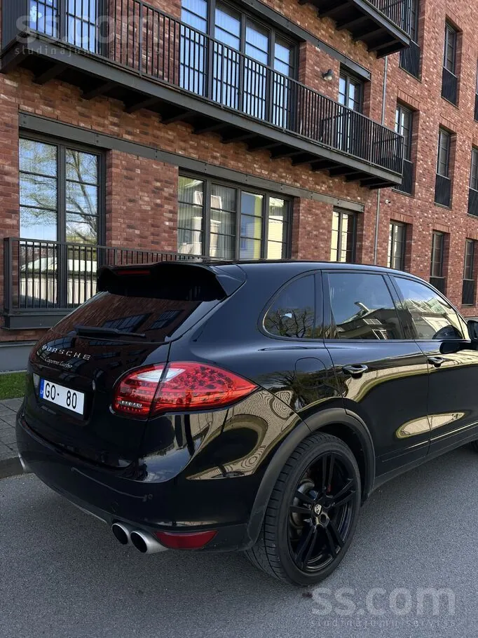 Porsche Cayenne 2011 photo 2