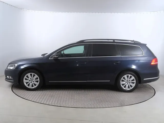 Volkswagen Passat Variant 2012 photo 2
