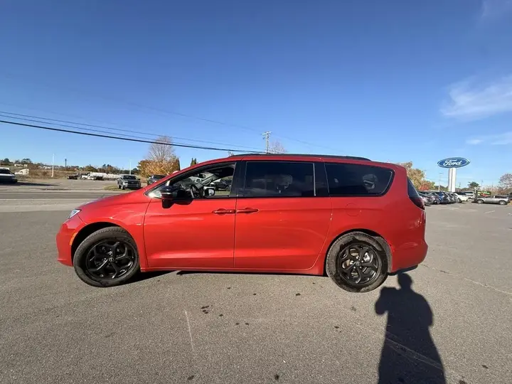 Chrysler Pacifica 2025 photo 4