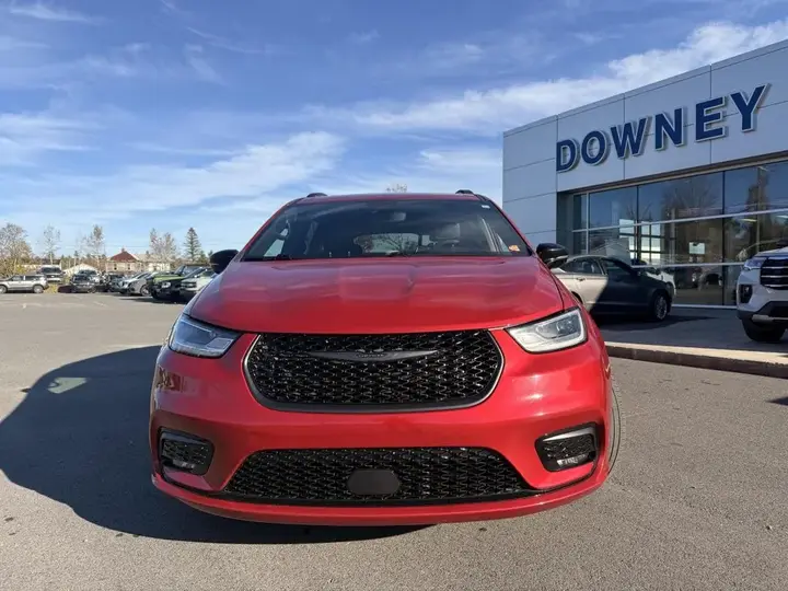 Chrysler Pacifica 2025 photo 2