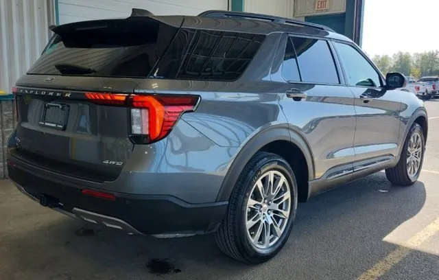 Ford Explorer 2026 photo 4