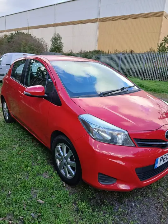 Toyota Yaris 2013 photo 2