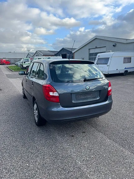 Skoda Fabia 2011 photo 2