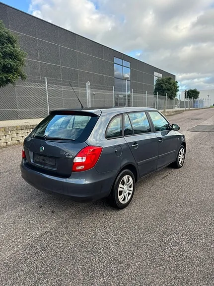 Skoda Fabia 2011 photo 3