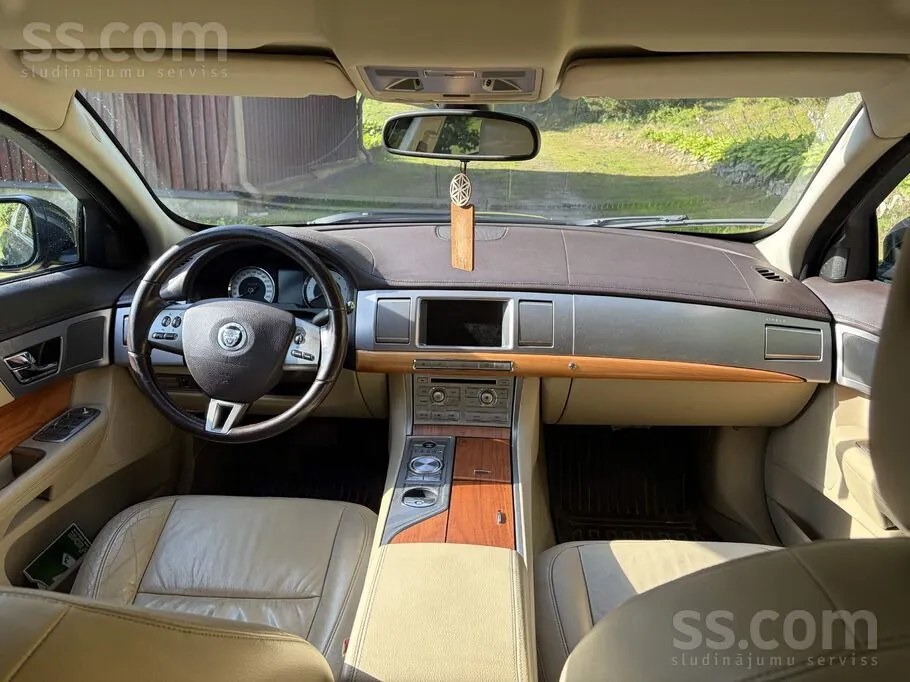 Jaguar Xf 2010 photo 4