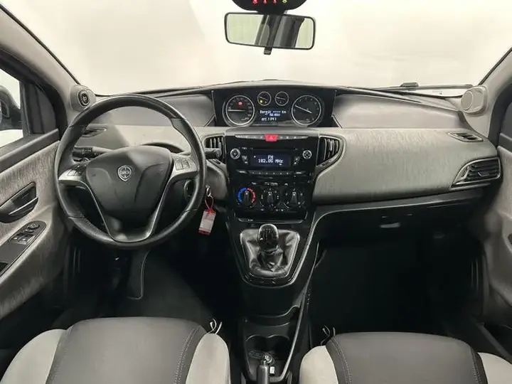 Lancia Ypsilon 2014 photo 2