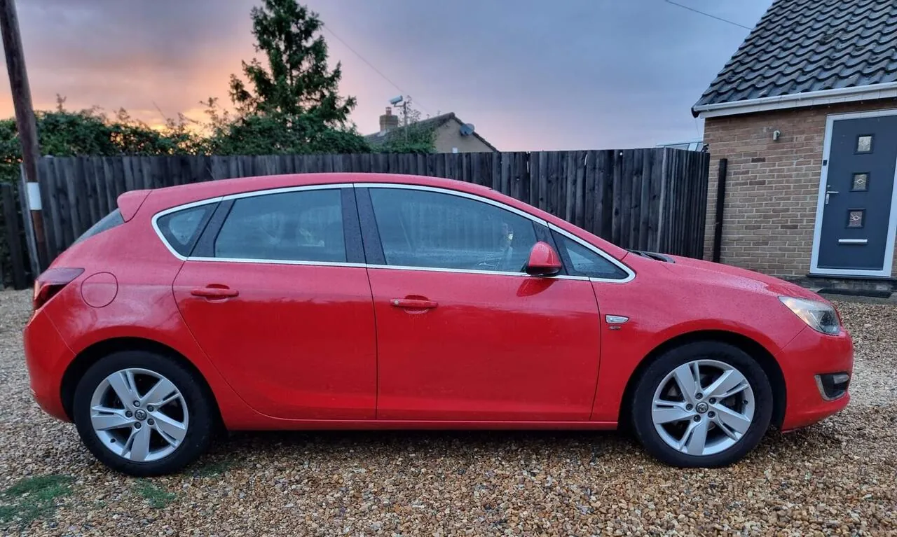 Vauxhall Astra 2014 photo 4
