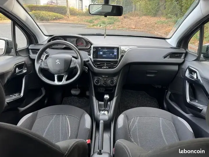 Peugeot 208 2013 photo 2