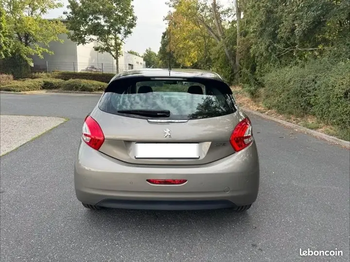 Peugeot 208 2013 photo 3