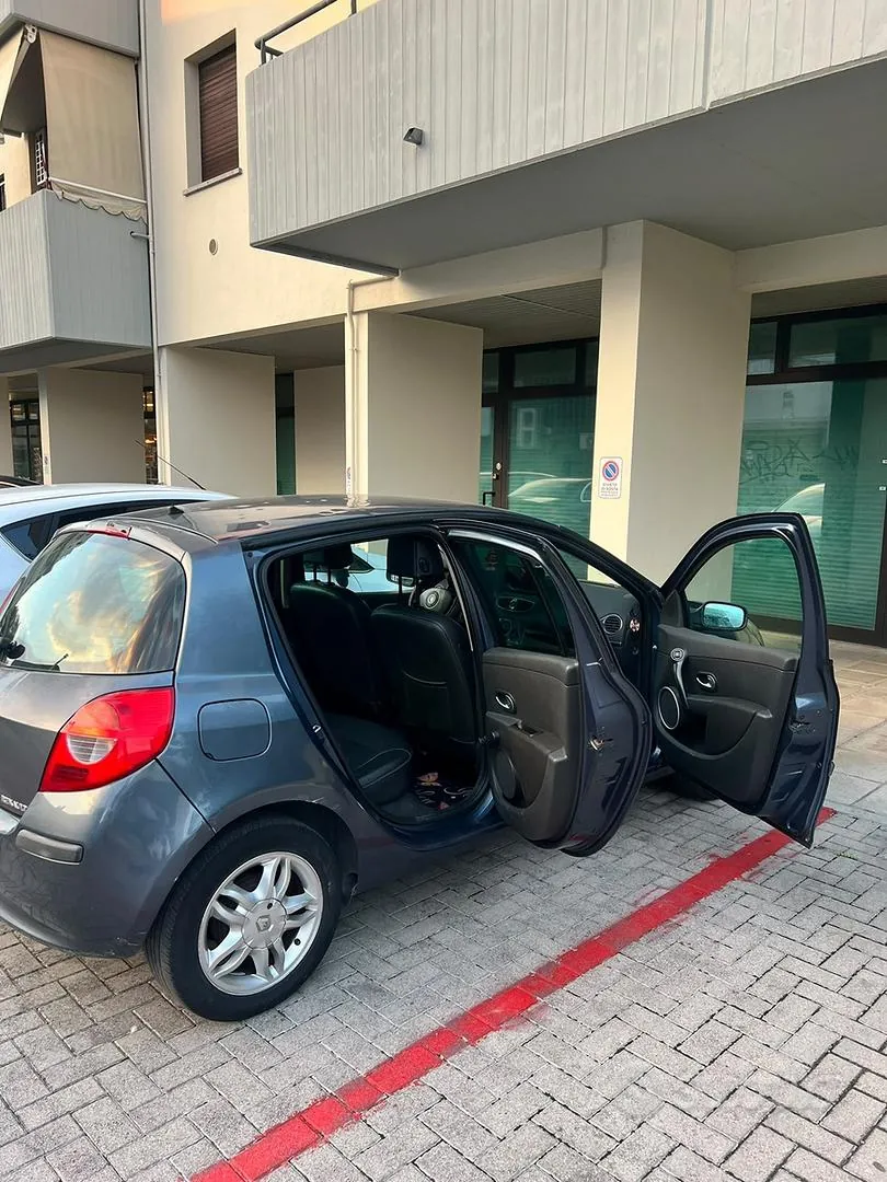 Renault Clio 2006 photo 2