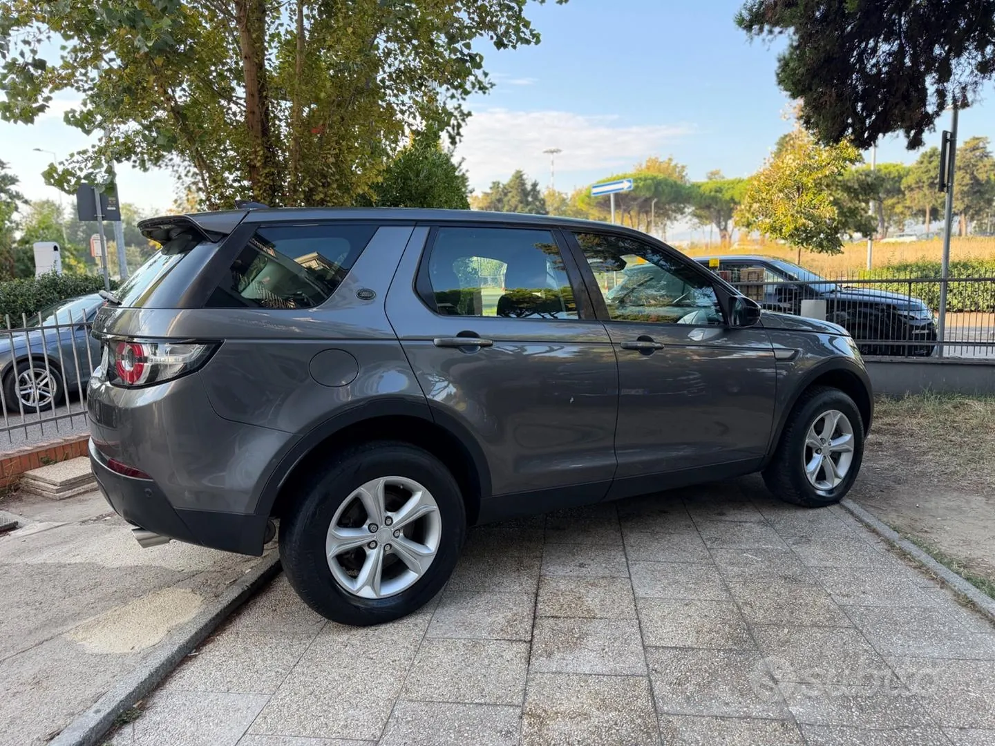 Land Rover Discovery Sport 2018 photo 3