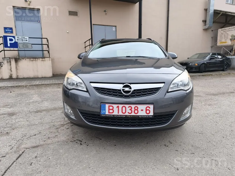 Opel Astra 2011 photo 2