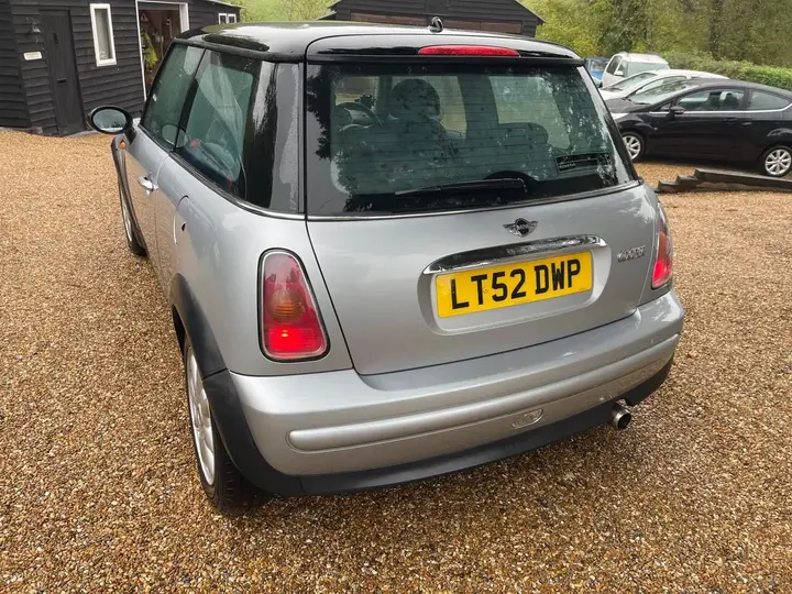 Mini Hatch 2002 photo 3