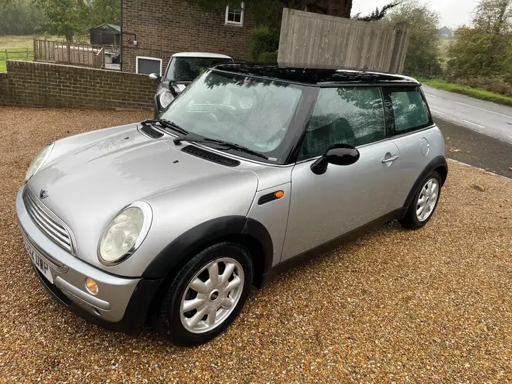 Mini Hatch 2002 photo 2