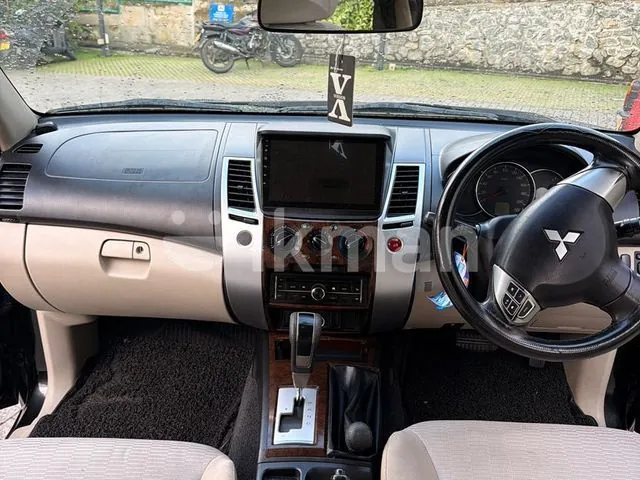 Mitsubishi Montero 2011 photo 4