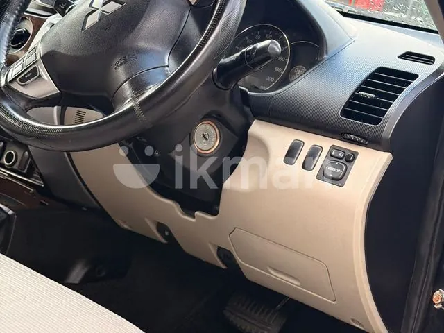 Mitsubishi Montero 2011 photo 2