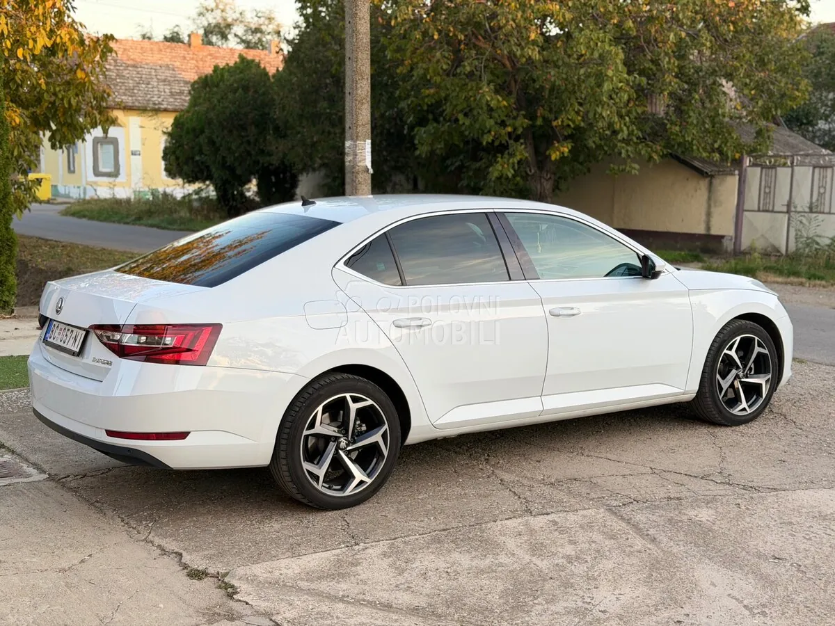 Skoda Superb 2015 photo 4