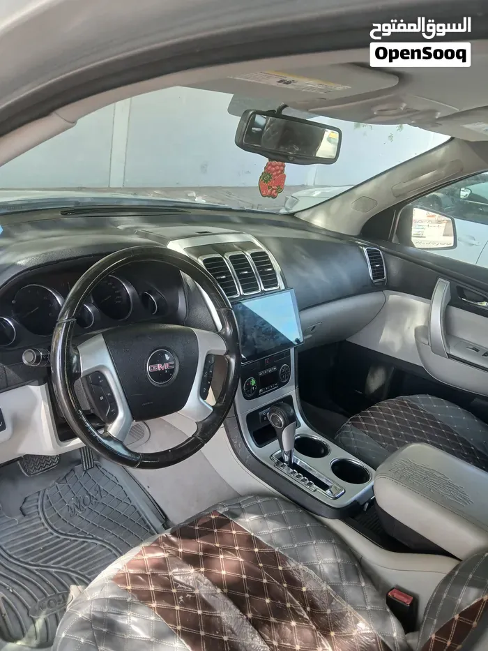 GMC Acadia 2010 photo 2