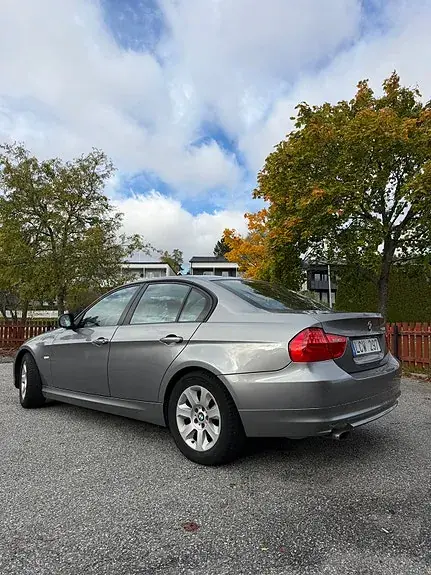 BMW 318I 2011 photo 2