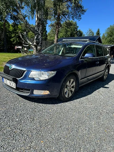 Skoda Superb 2011 photo 2
