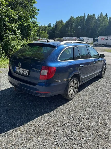 Skoda Superb 2011 photo 3
