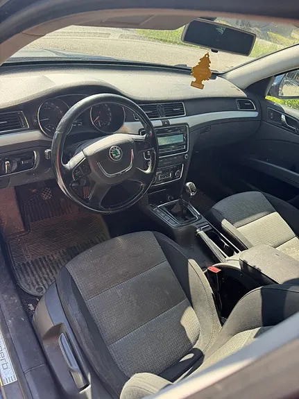 Skoda Superb 2011 photo 4