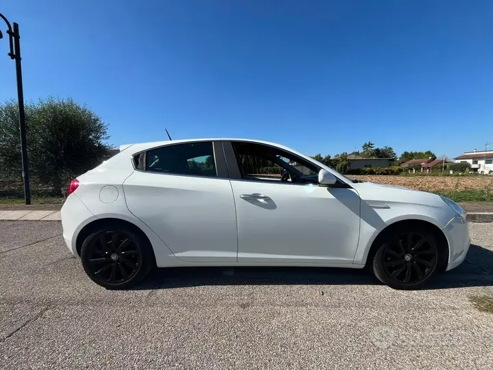 Alfa Romeo Giulietta 2011 photo 4