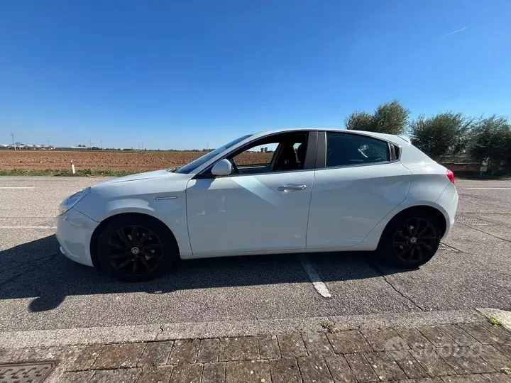 Alfa Romeo Giulietta 2011 photo 5