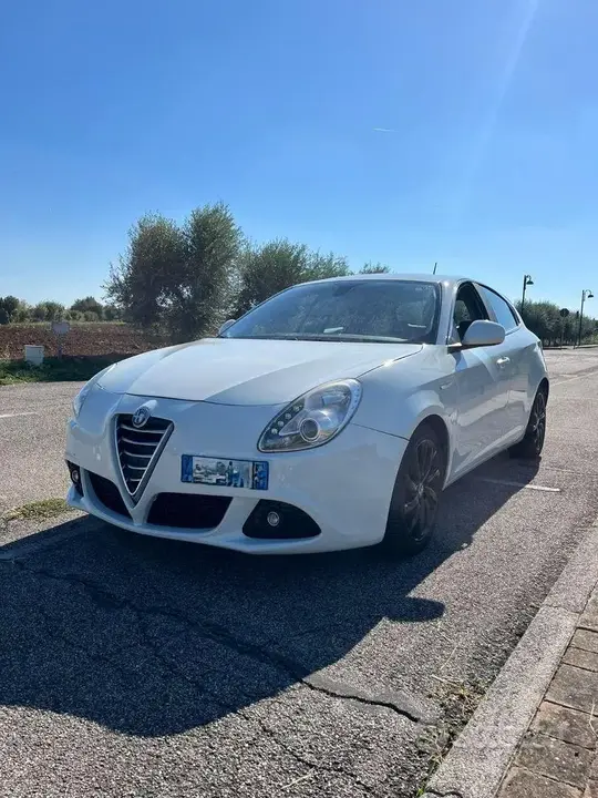 Alfa Romeo Giulietta 2011 photo 2