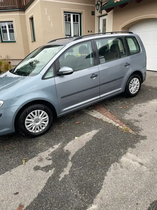 Volkswagen Touran 2010 photo 2