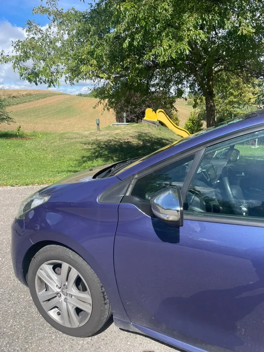 Peugeot 208 2017 photo 2