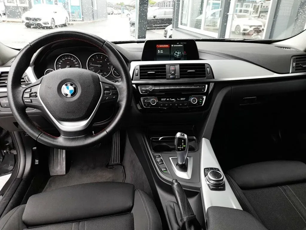 BMW 3 Series 2018 photo 3