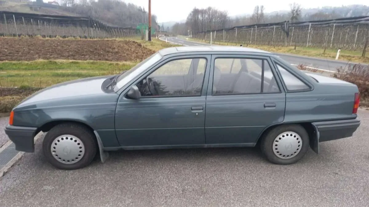 Opel Kadett 1986 photo 2