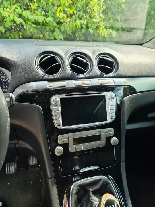 Ford Galaxy 2010 photo 2
