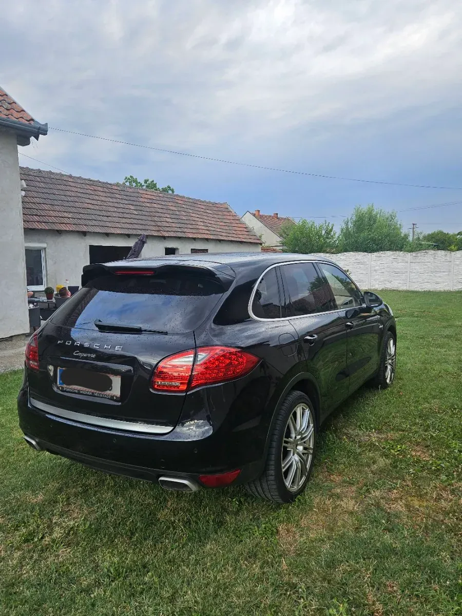 Porsche Cayenne 2012 photo 2