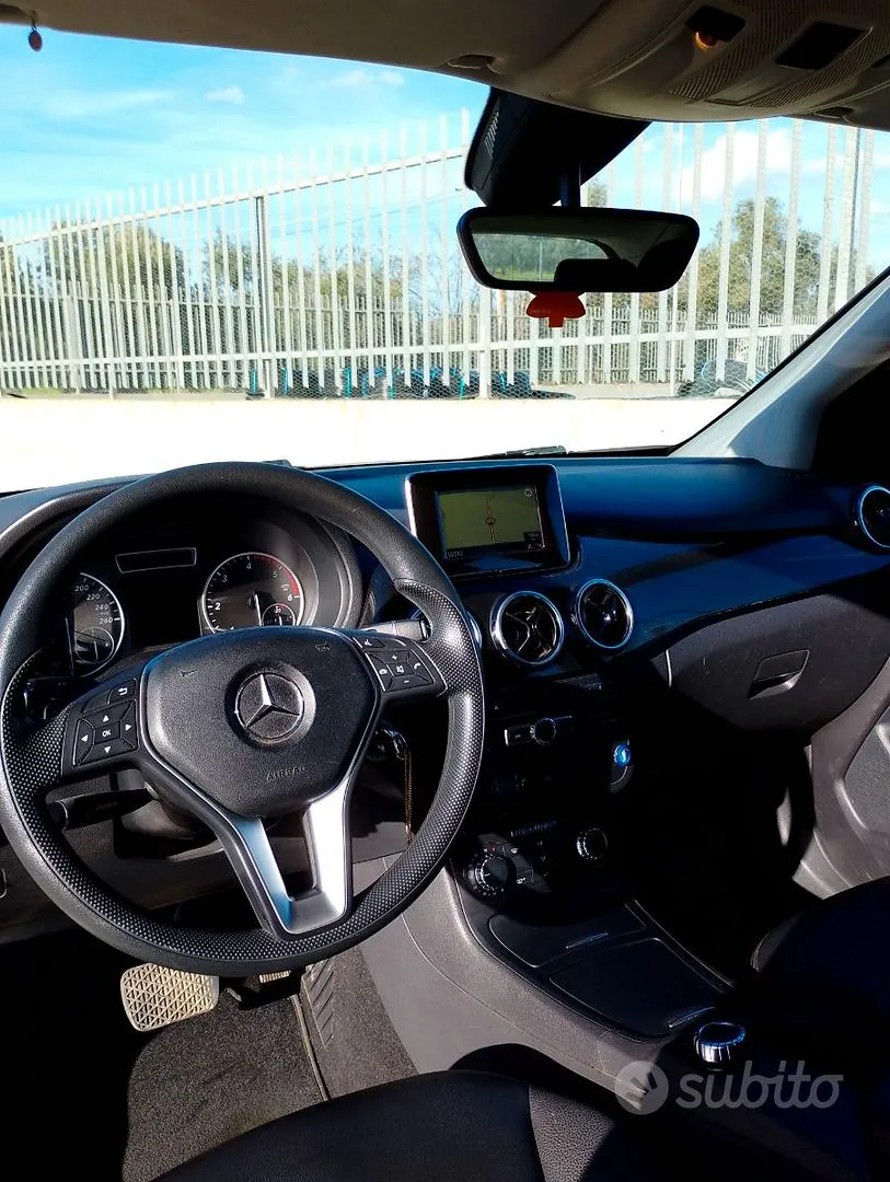 Mercedes-Benz B-Class 2012 photo 2