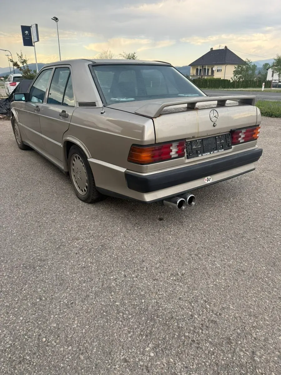 Mercedes-Benz 190 1984 photo 2