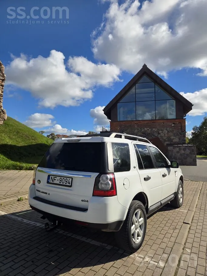 Land Rover Freelander 2011 photo 3