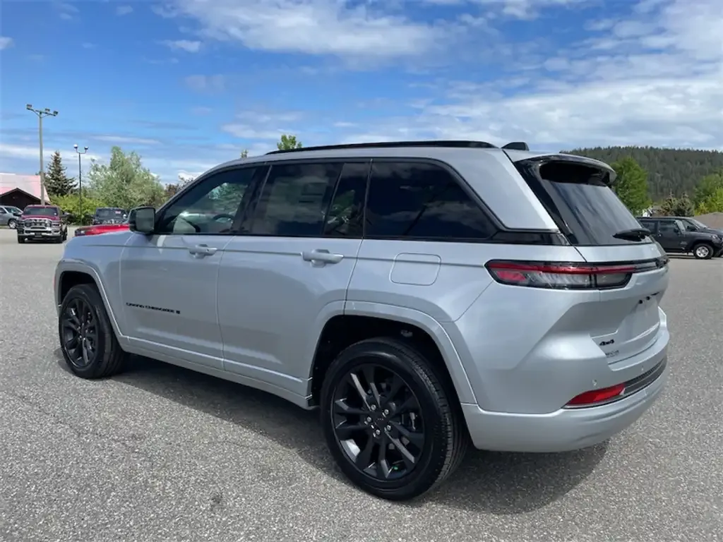 Jeep Grand Cherokee 2026 photo 3