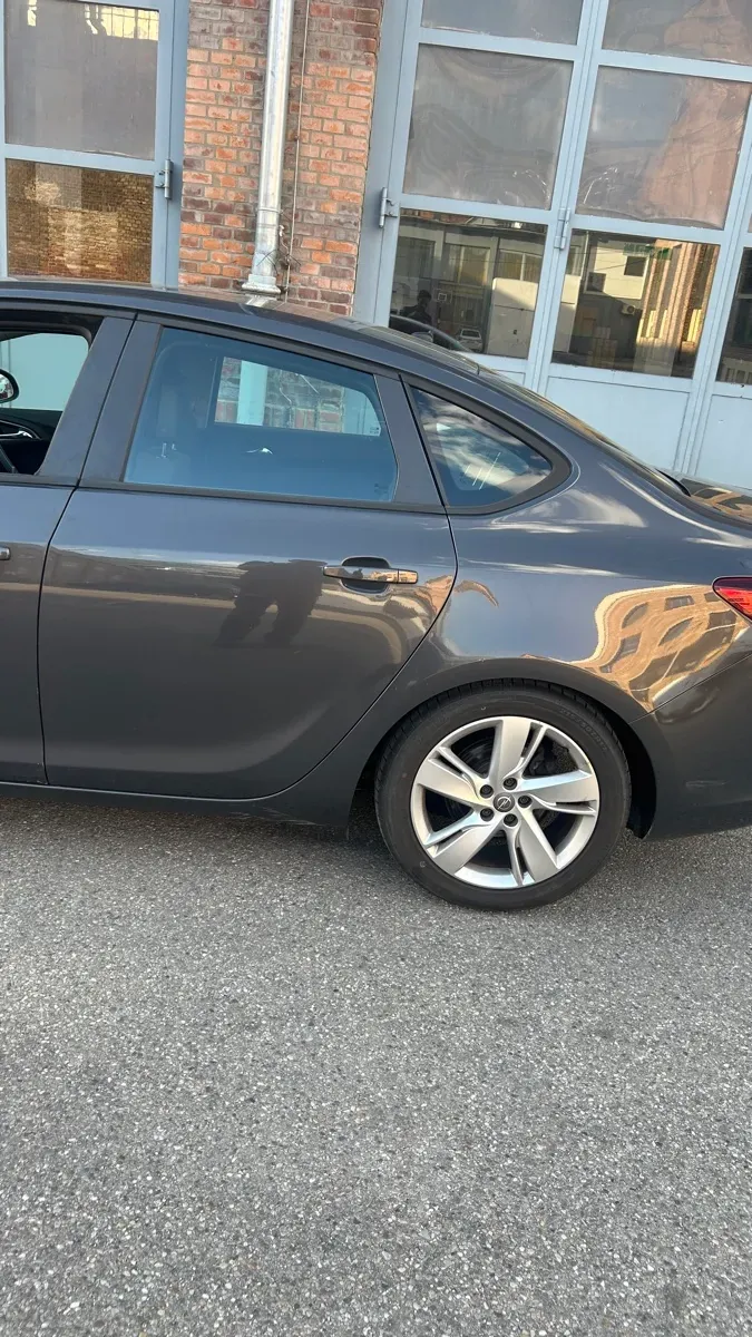 Opel Astra 2013 photo 2