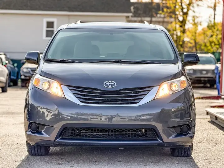 Toyota Sienna 2017 photo 3