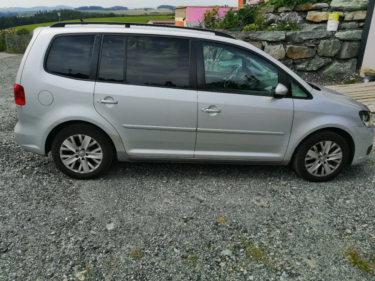 Volkswagen Touran 2012 photo 3