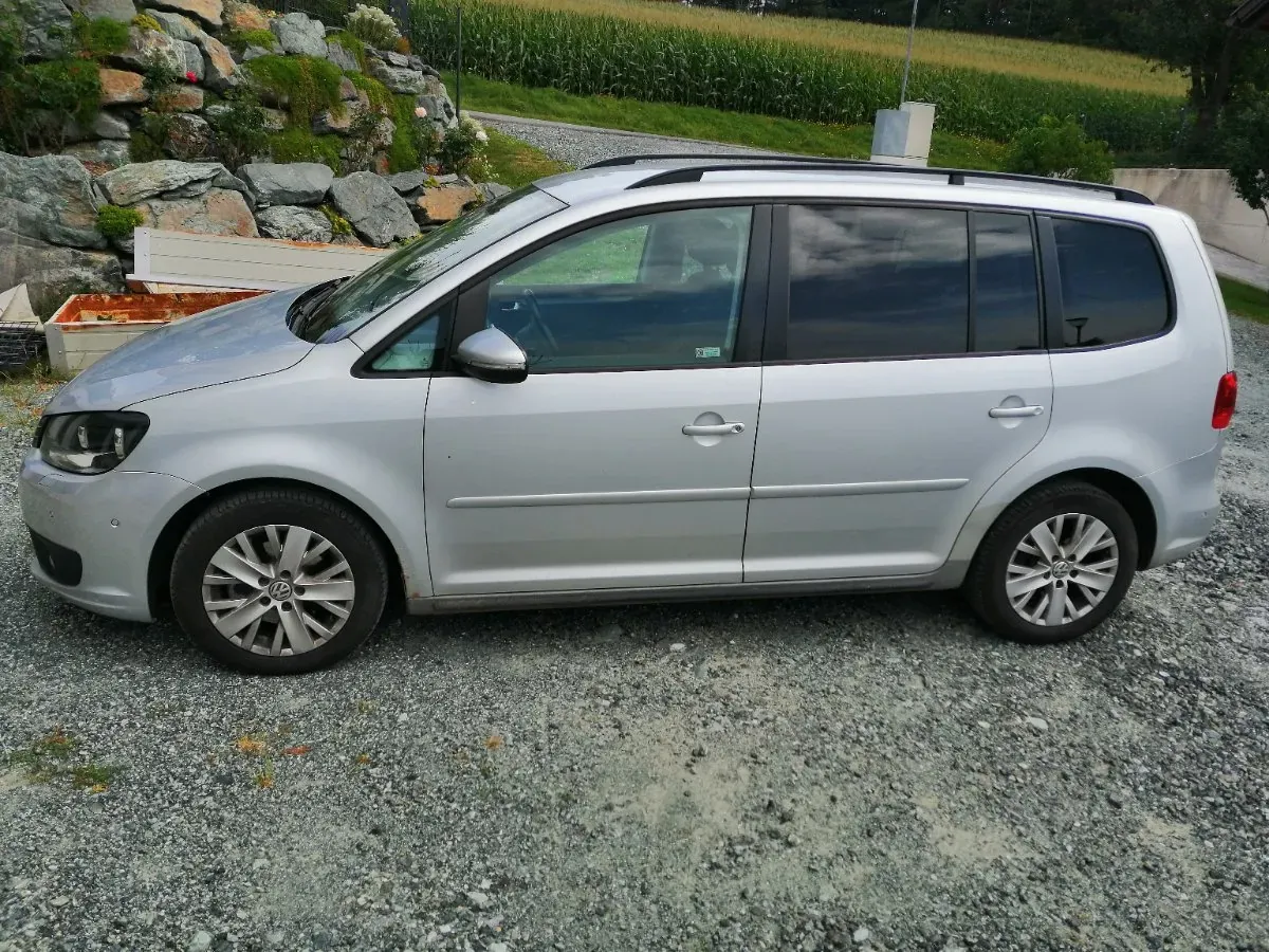 Volkswagen Touran 2012 photo 2